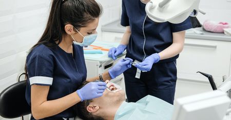 Dentysta na NFZ. Które zabiegi są refundowane w ramach świadczenia?
