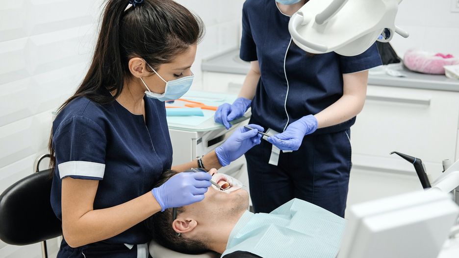 Dentysta na NFZ. Lista świadczeń dostępnych w ramach refundacji