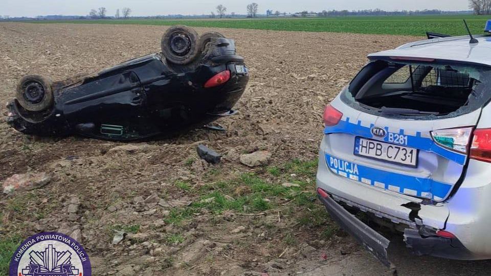 Peugeot w końcu wylądował na dachu