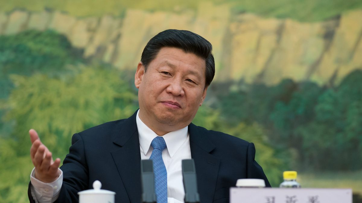 Xi Jingping meeting with foreign expert
epa03497051 China's newly appointed leader Xi Jinping gestures attends a meeting with foreign experts at the Great Hall of the People in Beijing, China, 05 December 2012.  EPA/ED JONES / POOL 
Dostawca: PAP/EPA.
ED JONES / POOL