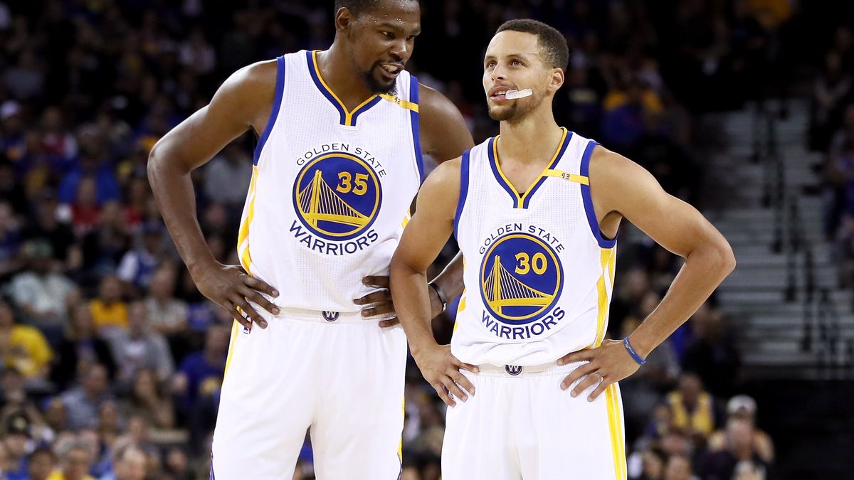 Getty Images / Ezra Shaw / Na zdjęciu: Kevin Durant i Stephen Curry