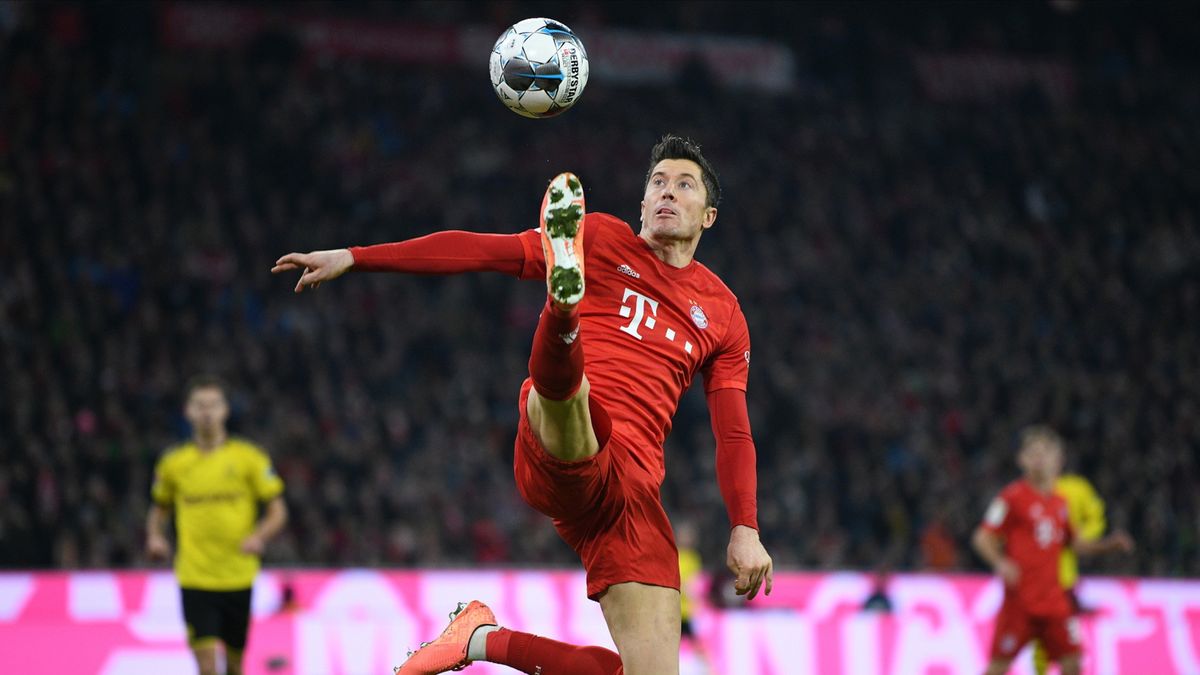 PAP/EPA / PHILIPP GUELLAND / Na zdjęciu: Robert Lewandowski