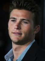 Scott Eastwood masakruje piłą