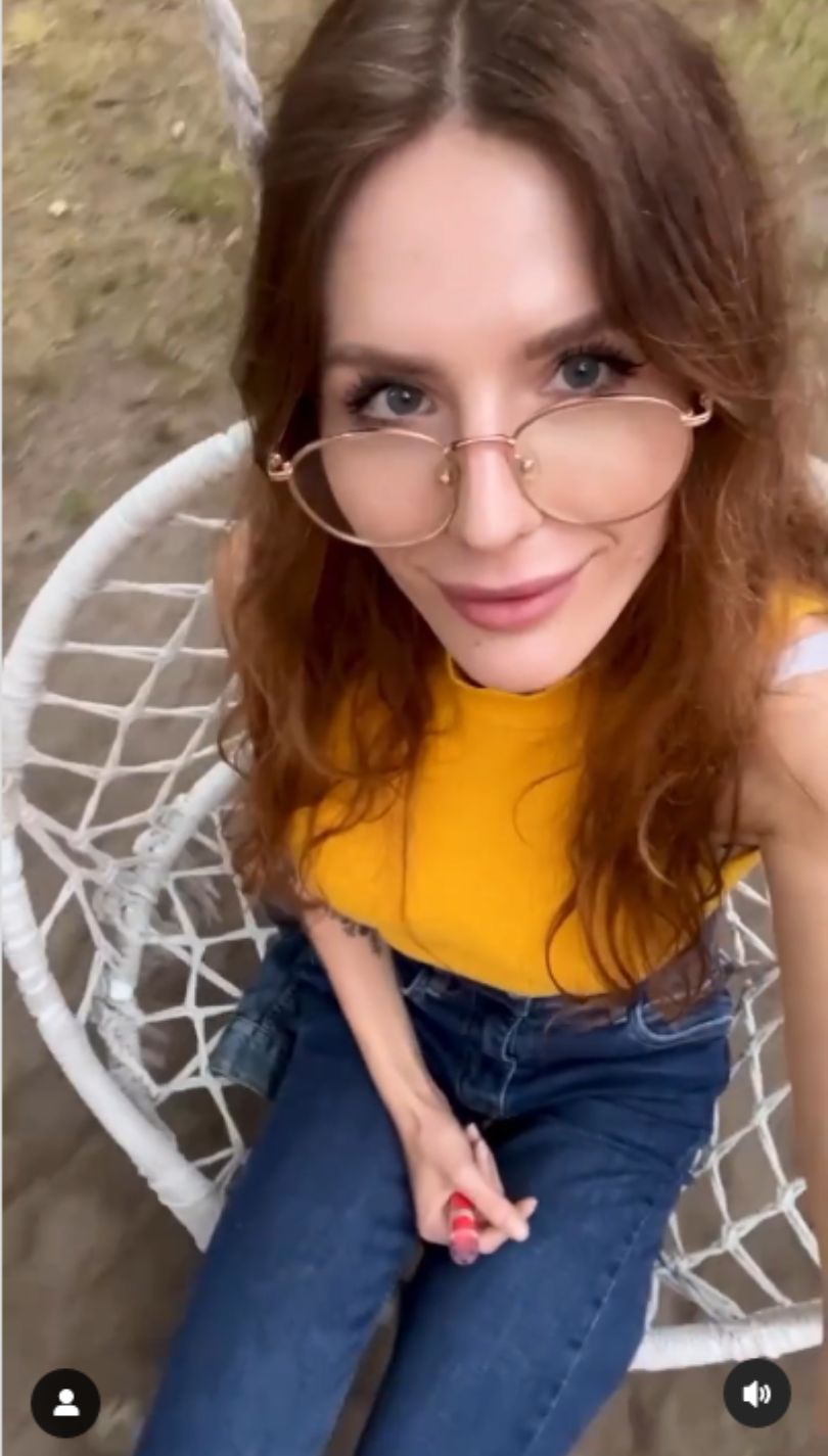 Uduchowieni Antek Królikowski i Izabela medytują na leśnym festiwalu