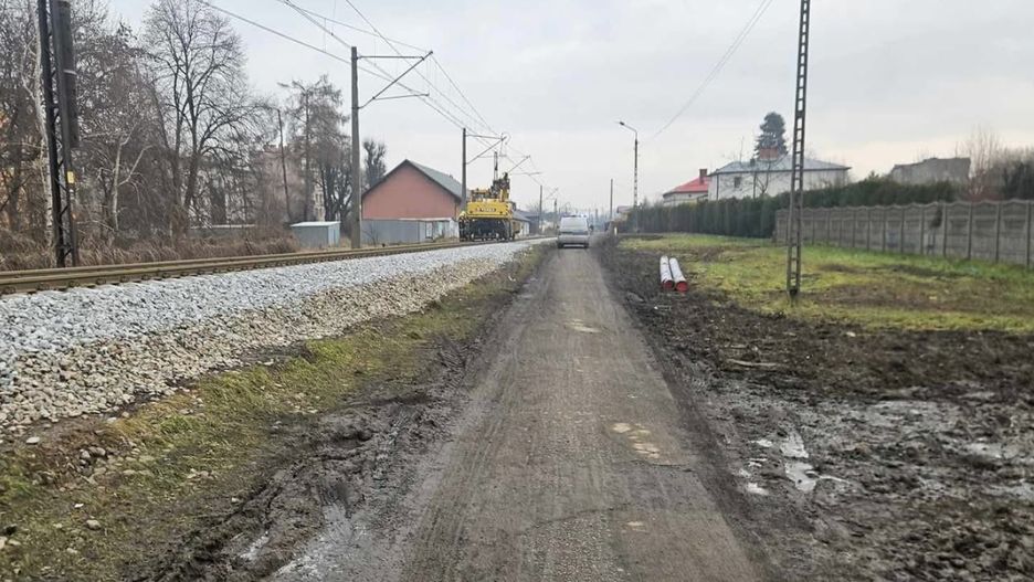 Rozpędzona koparka szynowa bz kierowcy poruszała się po kolejow 