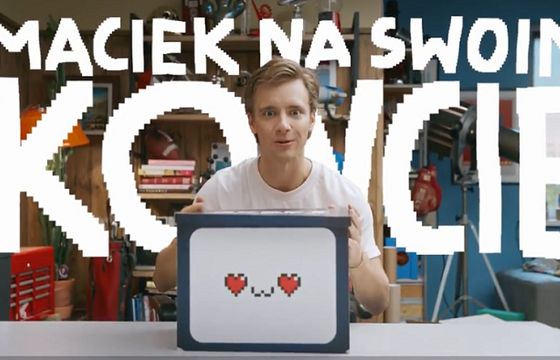 Maciej Musiał robi unboxing w reklamach Konta dla Młodych w PKO BP (wideo)