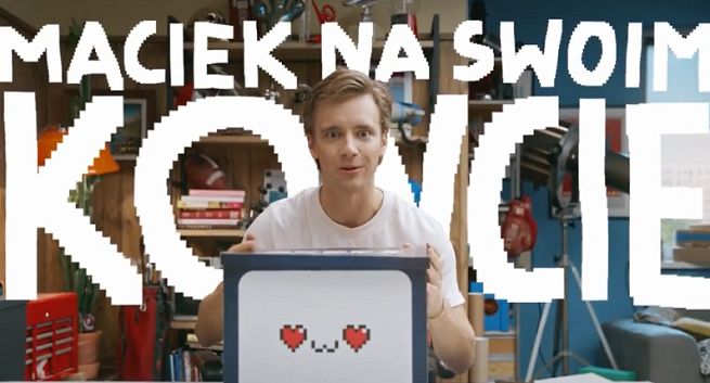 Maciej Musiał robi unboxing w reklamach Konta dla Młodych w PKO BP (wideo)