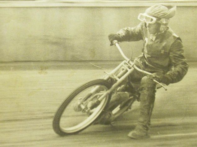 Adept Ken Viidas na motocyklu Mińsk 125. Tabasalu, 1986.