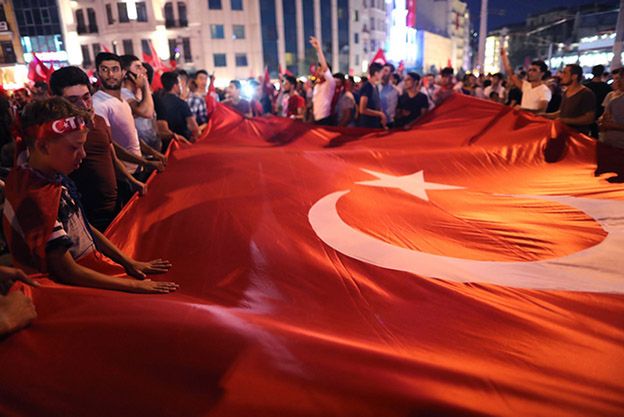 Pucz w Turcji: nakazano aresztowanie ponad 2,7 tys. sędziów i prokuratorów