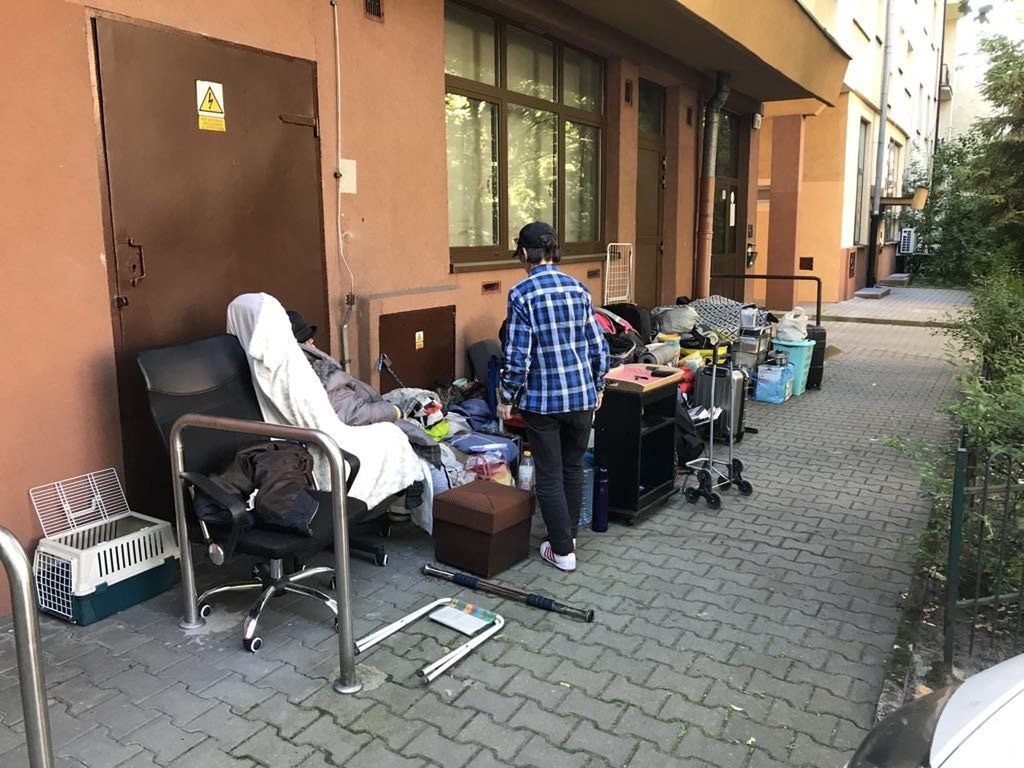 W takich warunkach od czterech dni mieszka pani Małgorzata wraz z 78-letnią mamą