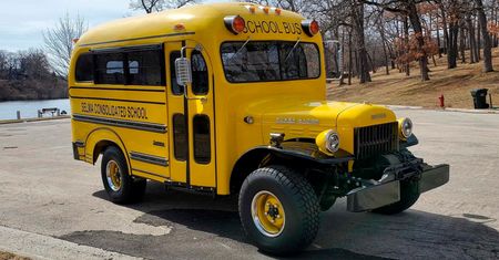 Szkolny bus z hellcatem pod maską trafił na aukcję. Nie ma drugiego takiego