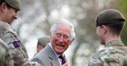 Niedawno stracił ojca. Teraz uśmiechnięty książę Karol odwiedza wojskowych