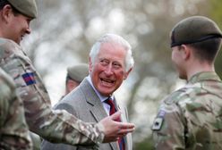 Niedawno stracił ojca. Teraz uśmiechnięty książę Karol odwiedza wojskowych