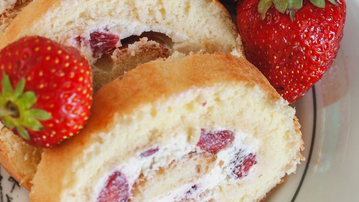 Rolada z truskawkami