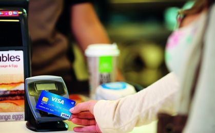Kartki "Płatność kartą powyżej 10 zł" wciąż odstraszają klientów