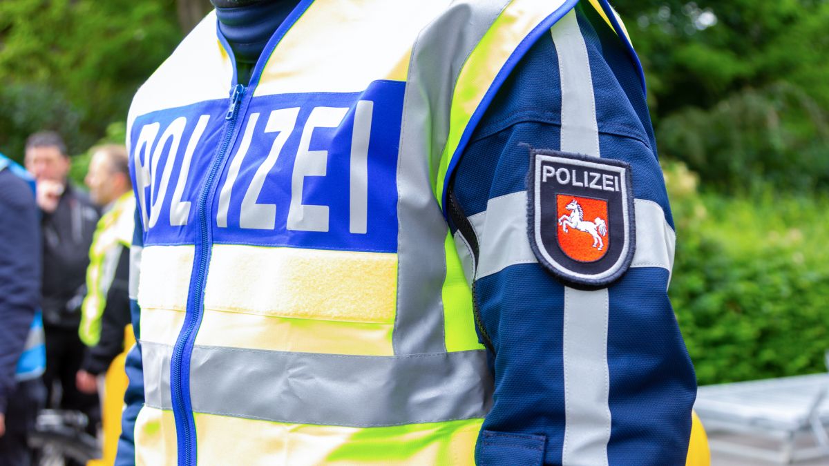 Policjant ukradł ser po tym, jak ciężarówka przewróciła się na drodze