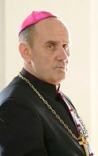 "Ojciec Mateusz": Szaty biskupa nie uwierają