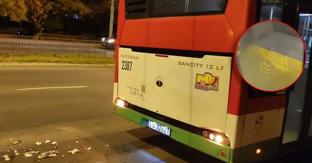 Grupa młodych osób skopała autobus. Jeden z wandali rzucił w pojazd koszem na śmieci