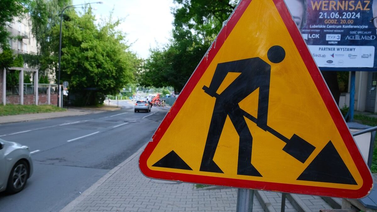 znak roboty na drodze
