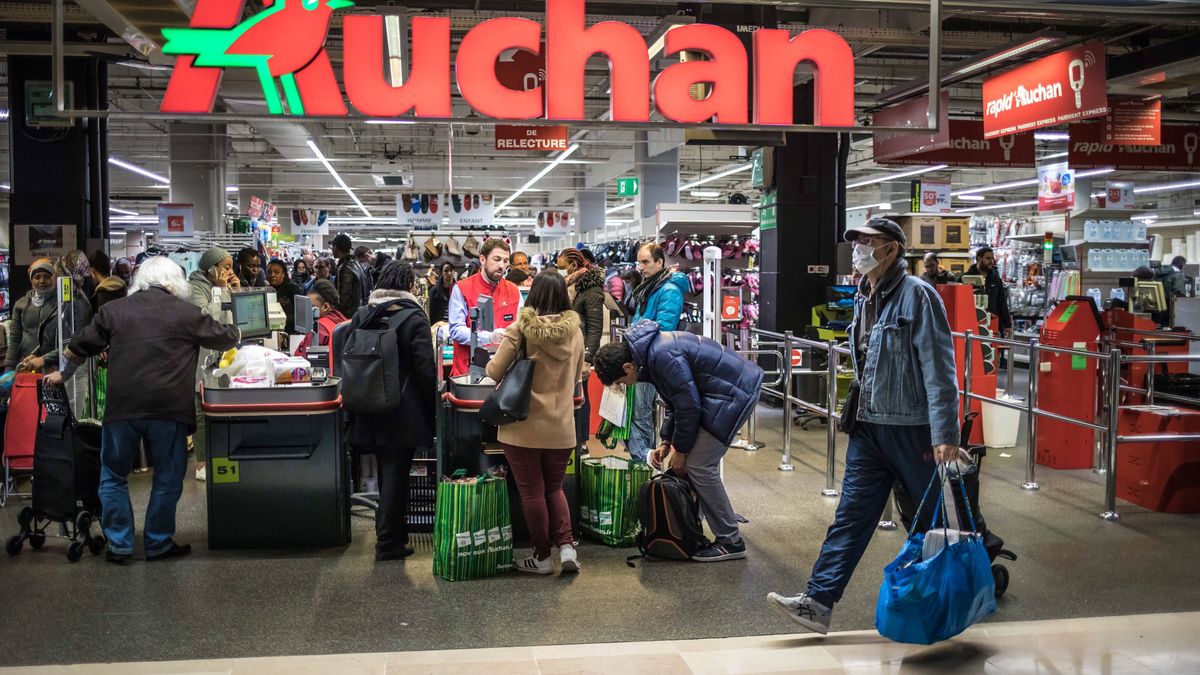 Szczepienia na COVID-19. Auchan sonduje swoich pracowników pod kątem zainteresowania.