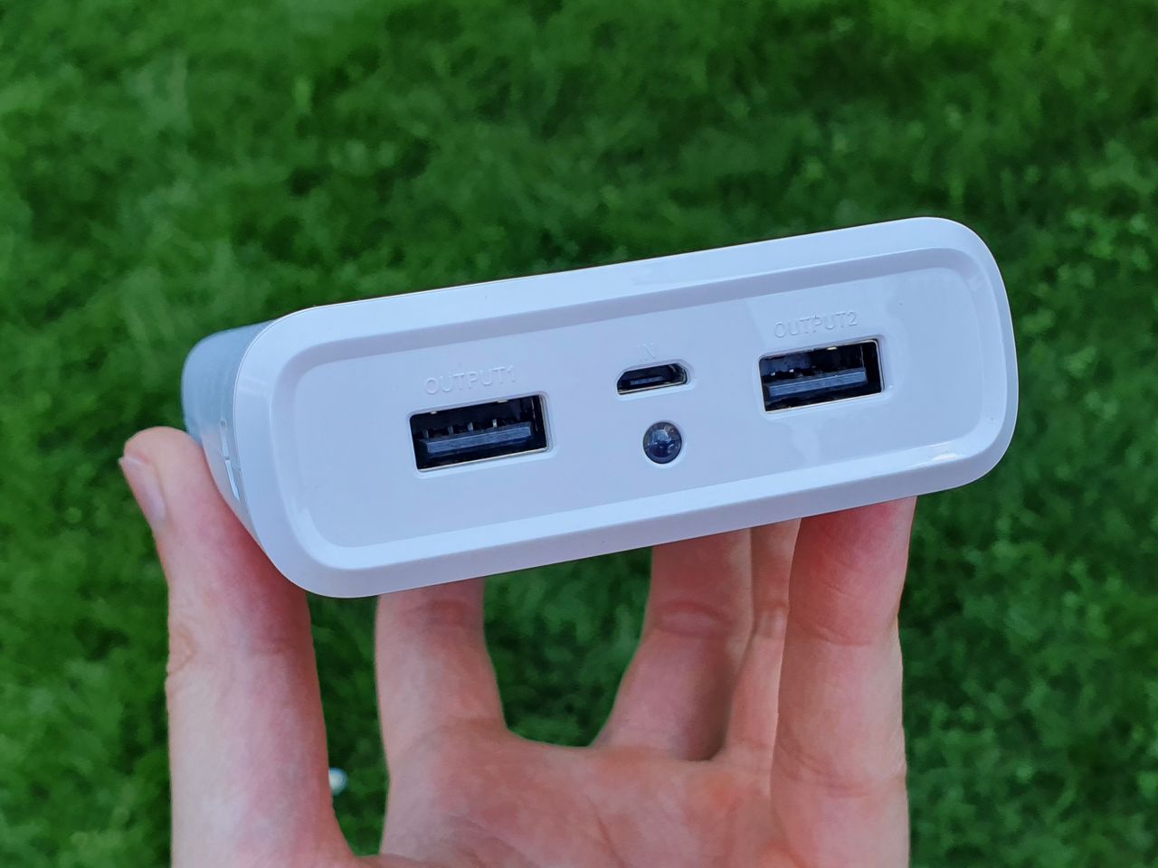 Obok portów USB-A i gniazda ładowania można znaleźć diodę wbudowanej "latarki"