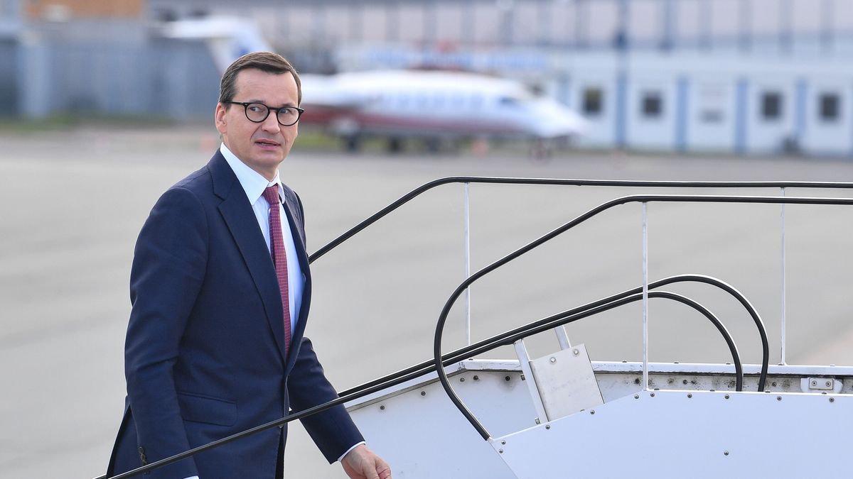 Warszawa, 20.10.2022. Premier Mateusz Morawiecki na lotnisku Okęcie w Warszawie przed wylotem do Brukseli, 20 bm. Premier weźmie udział w formalnym posiedzeniu Rady Europejskiej poświęconym sytuacji na rynku energetycznym. Przywódcy UE odniosą się też do rosyjskiej agresji na Ukrainę, w tym do ataków rakietowych Rosji na ludność cywilną. (jm) PAP/Radek Pietruszka