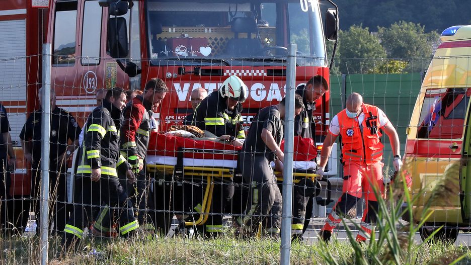 Rescue services at a scene of a Polish bus crash on a highway between Varazdin and Zagreb, Croatia, early morning of 06 August 2022. According to Polish Foreign Ministry, 12 people have died in a Polish bus accident that occurred on the 62nd kilometer of the highway between Jarek Bisaski and Podvorec, in direction of Zagreb in Croatia. The rest of passengers travelling in a bus are injured. All people were pilgrims from Poland travelling to Medjugorje sanctuary in Bosnia and Herzegovina. EPA/IVAN AGNEZOVIC Dostawca: PAP/EPA.