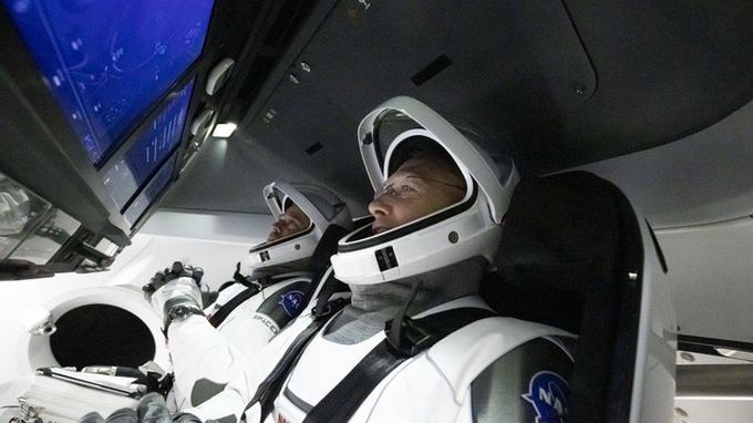 Astronauci NASA: Bob Behnken i Doug Hurley na pokładzie SpaceX Crew Dragon
