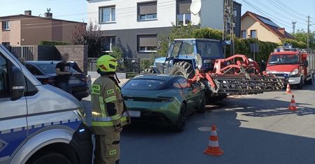 Aston Martin zderzył się z Ursusem. Kontrowersyjny mandat policji