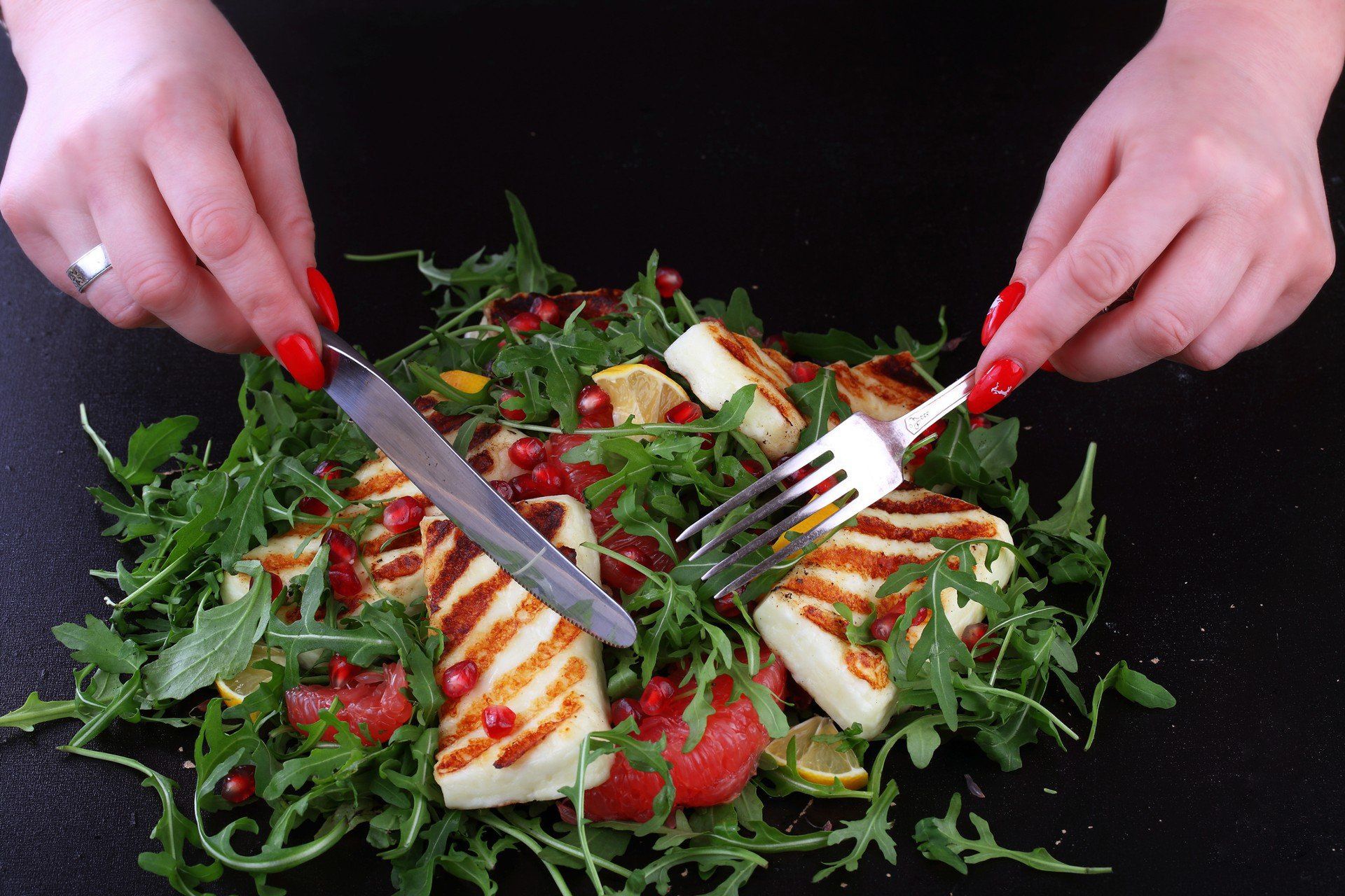 Sałatka z arbuzem, rukolą i halloumi jest lekka i sycąca.