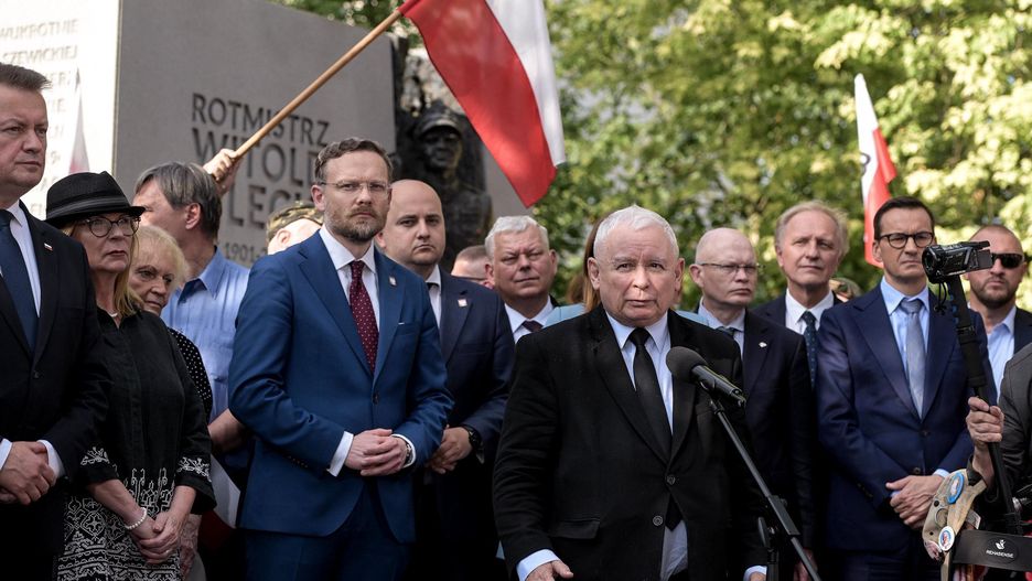Jarosław Kaczyński, za nim Zbigniew Bogucki