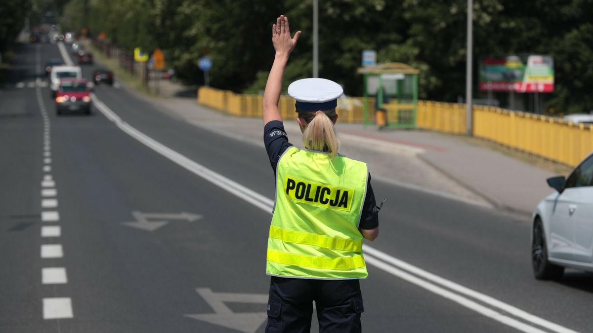 Akcja policji Bo?e Cia?o w Zielonej G�rze
07.06.2023 Zielona Gora akcja policji Boze Cialo N/z Drogowka drogowki policja policji mandat policjant policjanta mandatem mandaty kontrola kierowcy kontroluja kierowce policyjna kontrola radar laser laserowy predkosc predkosci 
fot. Piotr Jedzura/REPORTER
Piotr Jedzura/REPORTER