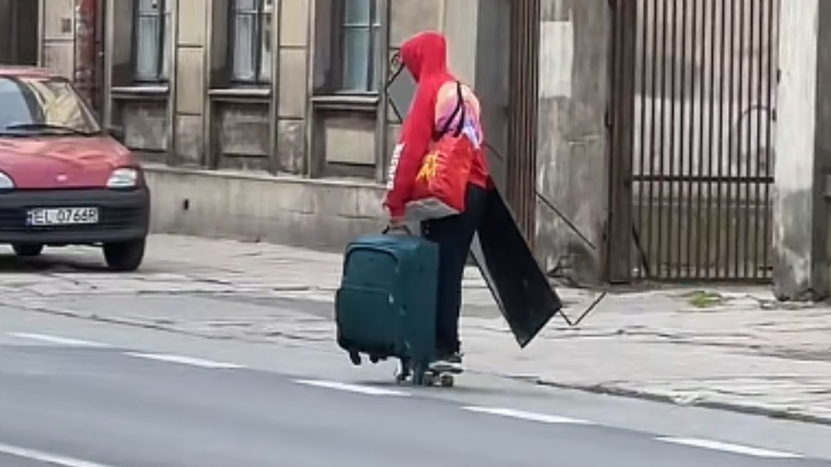 Mężczyzna nagrany w Łodzi. Jechał deskorolką z walizką.