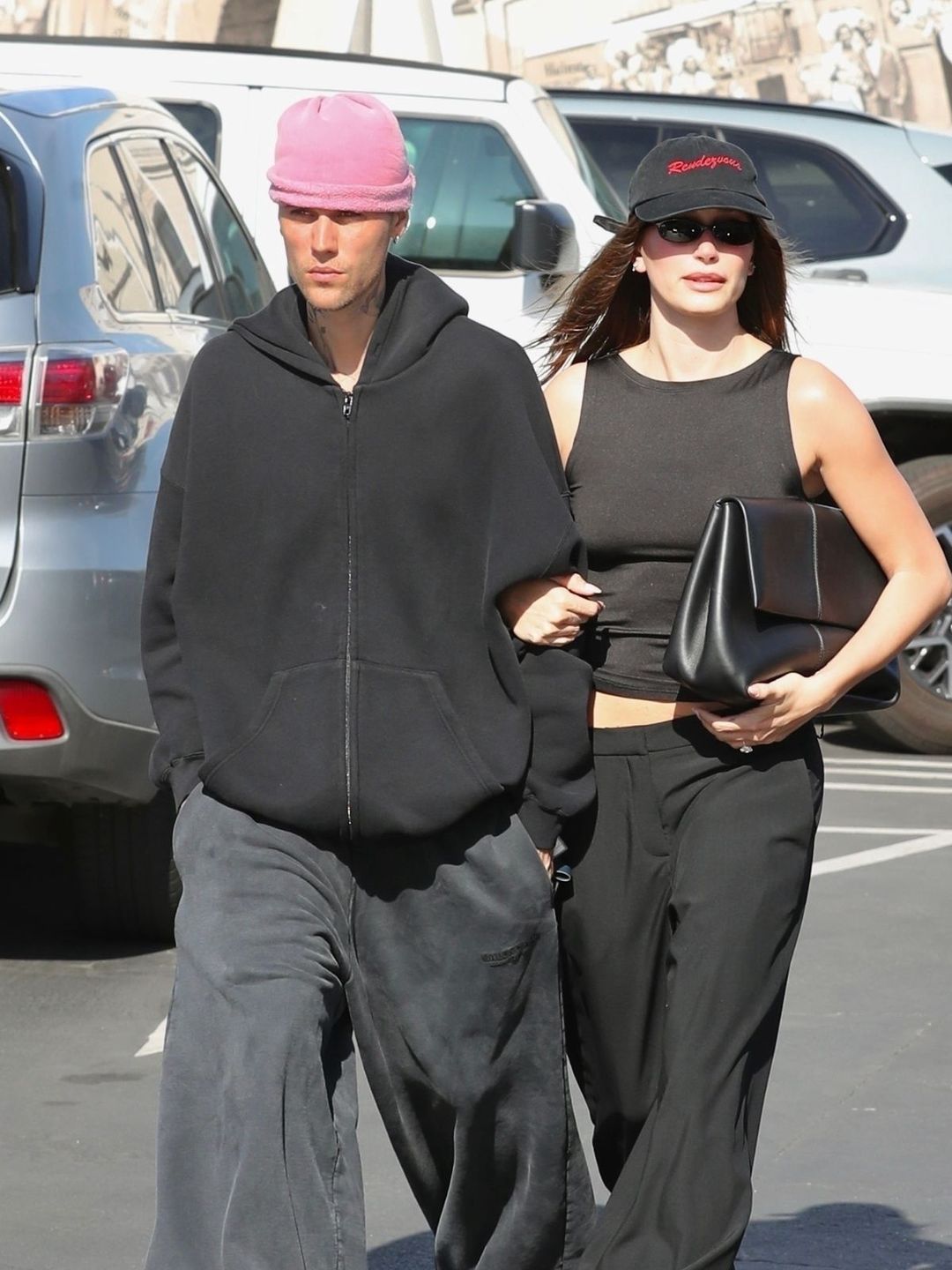 Bieberowie maszerują pod rękę do restauracji 