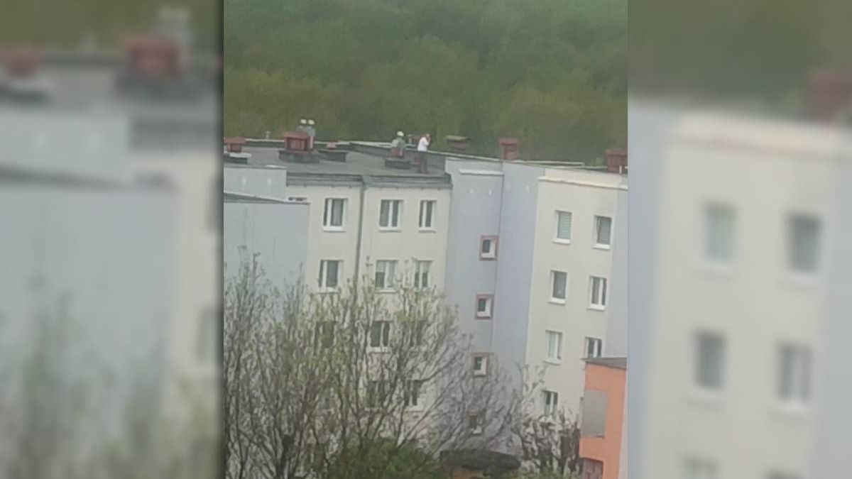 Mężczyzna chodził po dachu bloku, chciał skoczyć