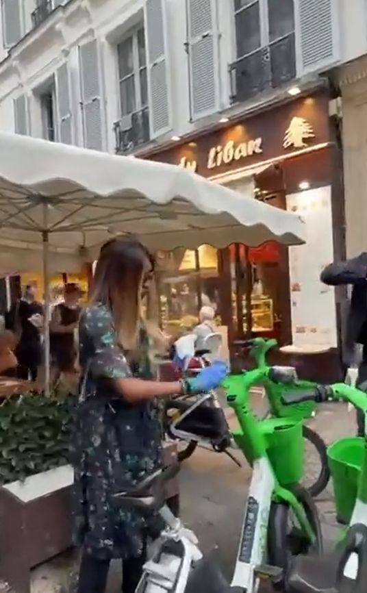 Naomi Campbell w rękawiczkach pruje przez Paryż na rowerze