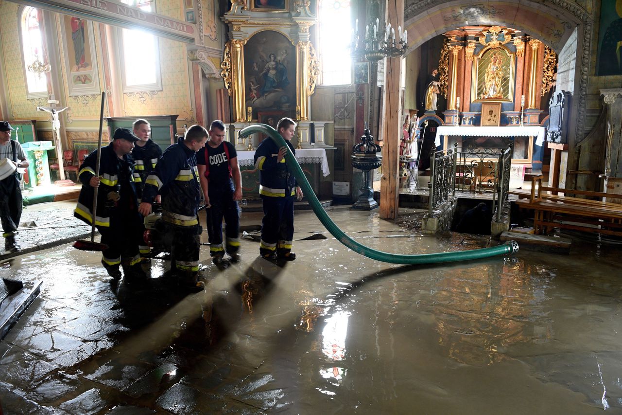 Pogoda. Burze zniszczyły im domy. Pierwsze pieniądze trafiły do poszkodowanych w Małopolsce