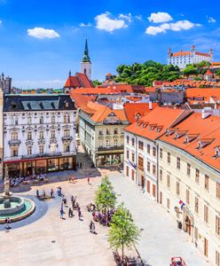 Jedna z najmłodszych stolic na świecie. Znajduje się niedaleko Polski