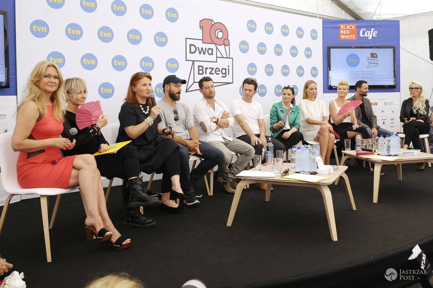Gwiazdy seriali TVN "Na noże" i "Druga szansa" na festiwalu Dwa Brzegi 2016 w Kazimierzu Dolnym. Na zdj. Grażyna Torbicka, Piotr Stramowski, Wojciech Zieliński, Piotr Głowacki, Joanna Jarmołowicz, Weronika Książkiewicz, Małgorzata Kożuchowska, Bartłomiej Świderski (fot. AKPA)