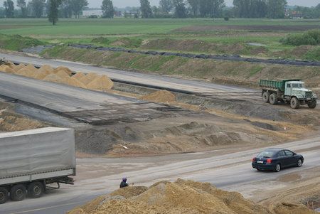 Remonty dróg w Polsce. Dzięki łagodnej zimie, więcej pieniędzy na inwestycje