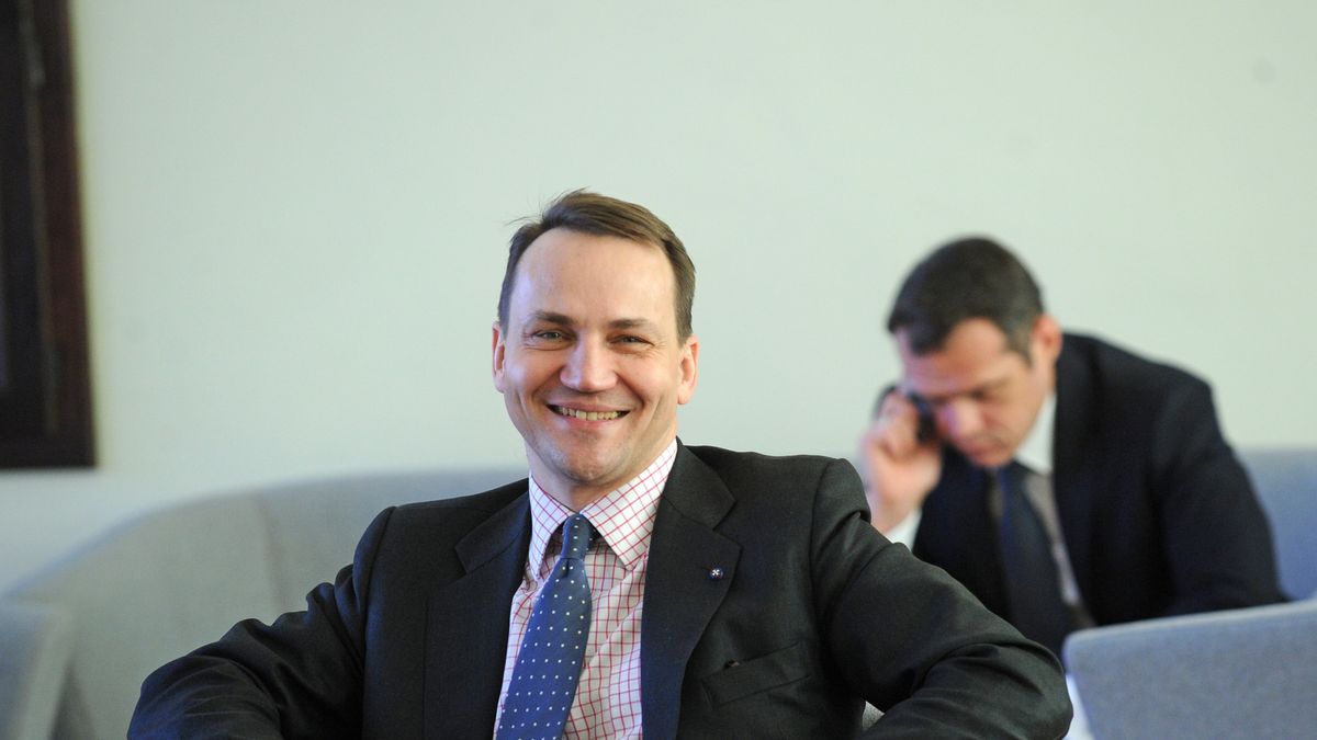 Radosław Sikorski wytyka byłm posłom PiS-u ogromne pensje pobierane od państwowych spółek.
