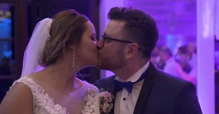 Wzięła ślub z nieznajomym. "Tata złapał mocno mnie za rękę"