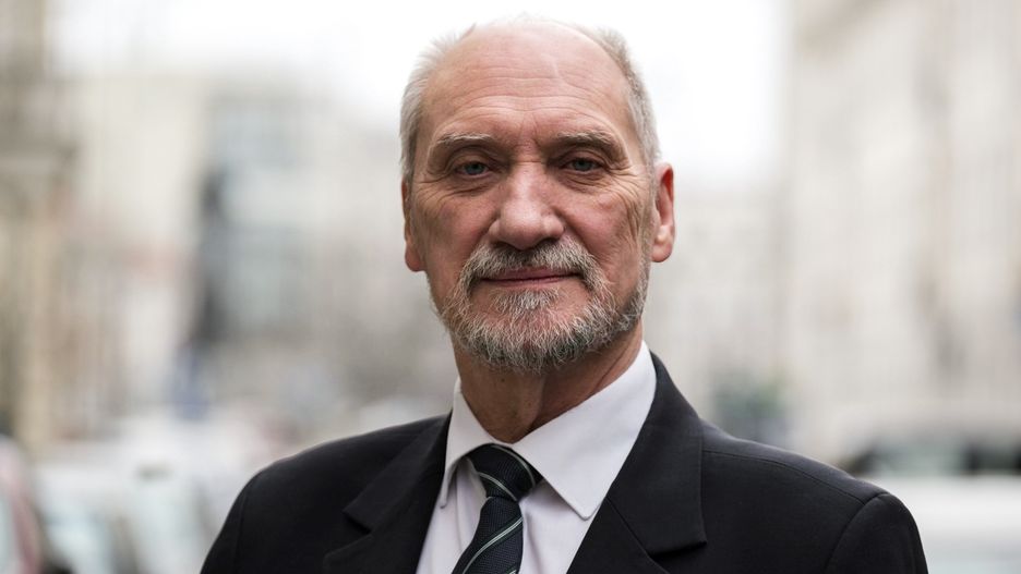 Warszawa, 19.12.2023. Poseł PiS Antoni Macierewicz przed siedzibą Polskiej Agencji Prasowej w Warszawie, 19 bm. Antoni Macierewicz był gościem Studia PAP. (jm) PAP/Kalbar