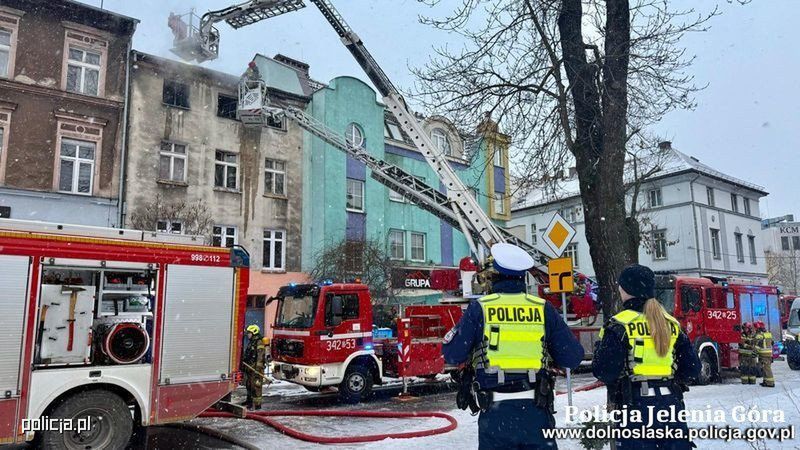 Policjanci ruszyli na ratunek. Szybka ewakuacja uratowała mieszkańców przed pożarem
