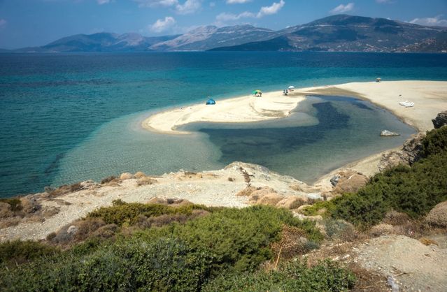 Plaża na wyspie Evia, Grecja (fot. Nick Pavlakis / Shutterstock.com) 