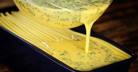 Ugotowany makaron ułożyła warstwami w naczyniu i zapiekła. Będziesz zdziwiony, jego wyglądem!