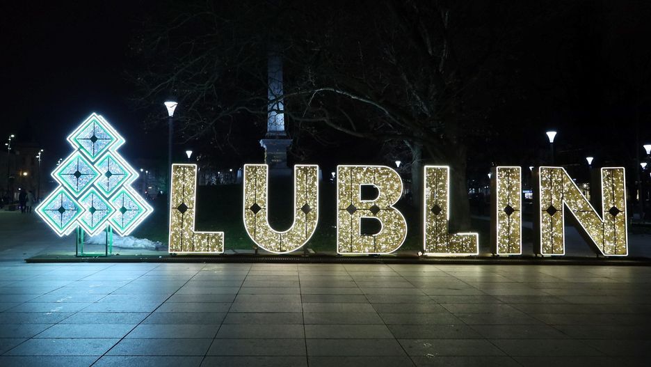 Choinka miejska i świąteczne iluminacje już świecą.