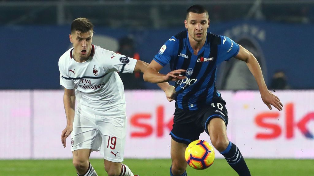 Getty Images / Marco Luzzani / Na zdjęciu: Krzysztof Piątek i Berat Djimsiti