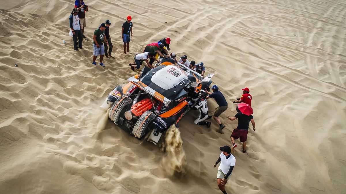 Zdjęcie okładkowe artykułu: Materiały prasowe / Francois Flamand / DPPI / Próba uwolnienia samochody na pustyni