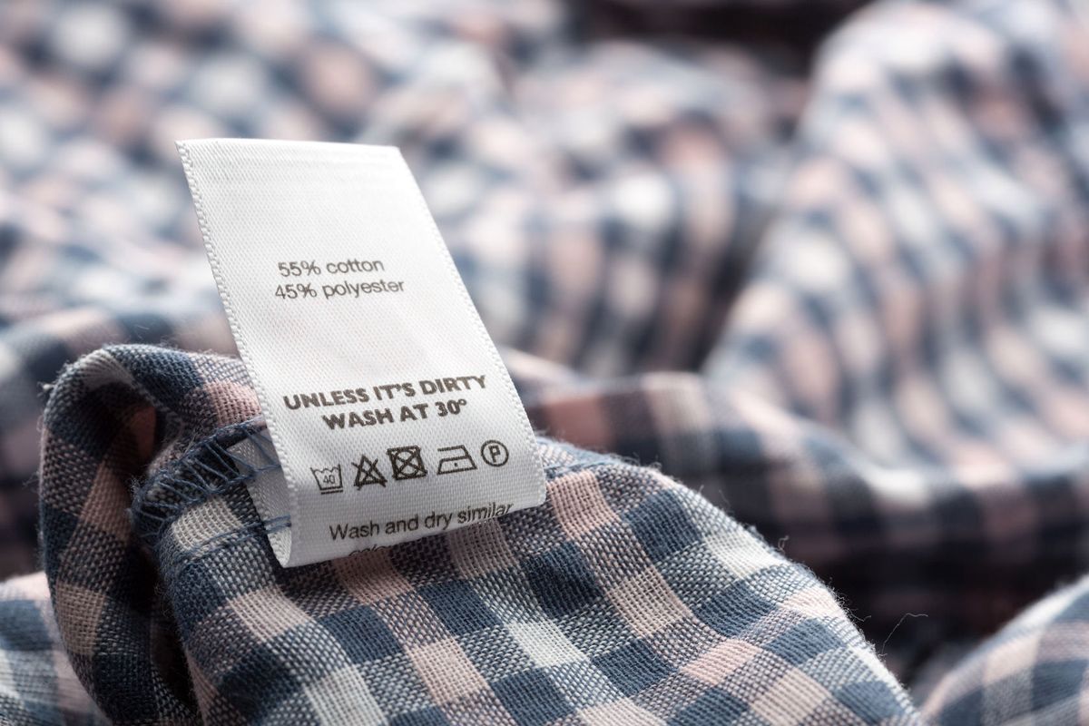 Nie wierz metce. Producenci odzieży oszukują - wynika z kontroli Inspekcji Handlowej
